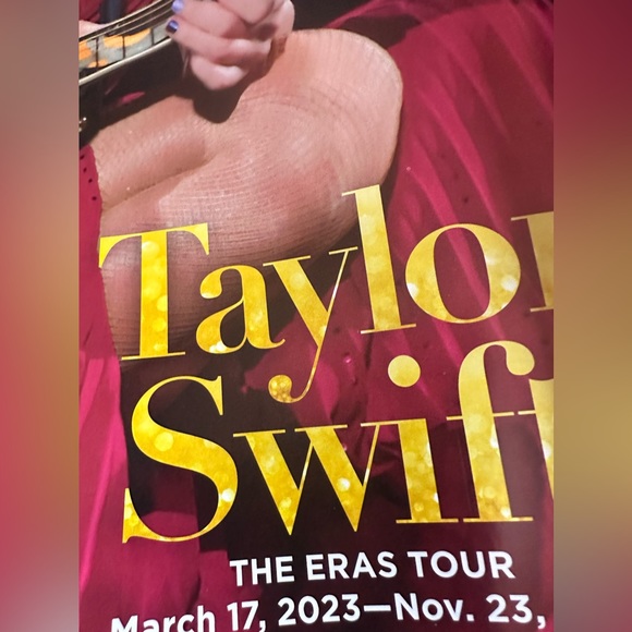Taylor Swift - Fan Guide To The Eras Tour: 2 Collectible -2 sets available - Picture 10 of 17